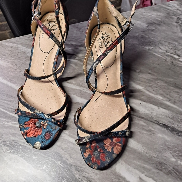 Shoes - Picture 5 of 5